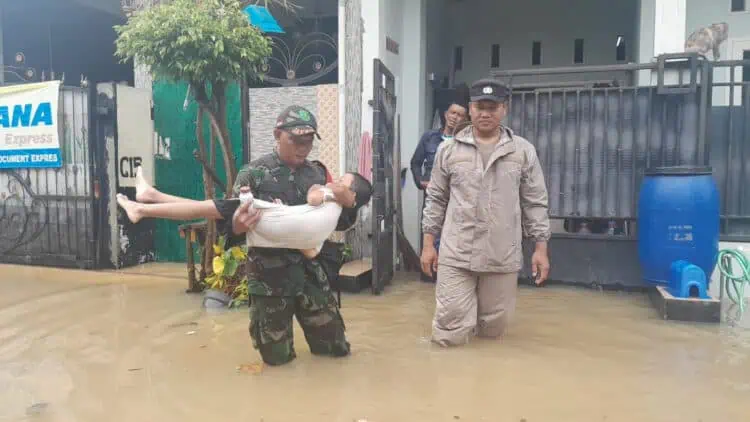 Monitoring Banjir di Mekarsari Rajeg, Babinsa Evakuasi Seorang Anak