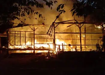 Sebuah rumah warga, di Kampung Cihau RT 001 RW 006, Desa Manglid, Kecamatan Cibitung, Kabupaten Pandeglang, ludes terbakar, Selasa (30/1/2024) malam. (ISTIMEWA)