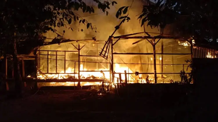 Kaget Rumahnya Terbakar, Padil dan Keluarganya Berlarian Selamatkan Diri