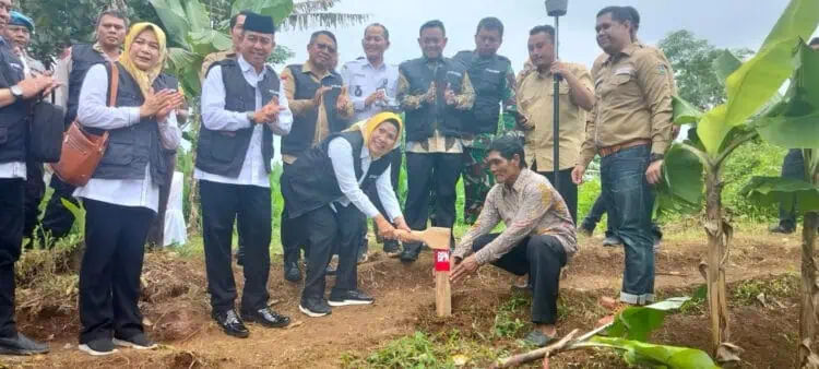 Bupati Serang Ratu Tatu Chasanah, melakukan pemasangan patok batas tanah bersama dengan BPN di Kecamatan Gunungsari, Rabu (31/1/2024). (SIDIK/SATELITNEWS.COM)