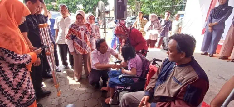 Pj Gubernur Banten Al Muktabar, salurkan bantuan sosial untuk penyandang disabilitas. (LUTHFI/SATELITNEWS.COM)