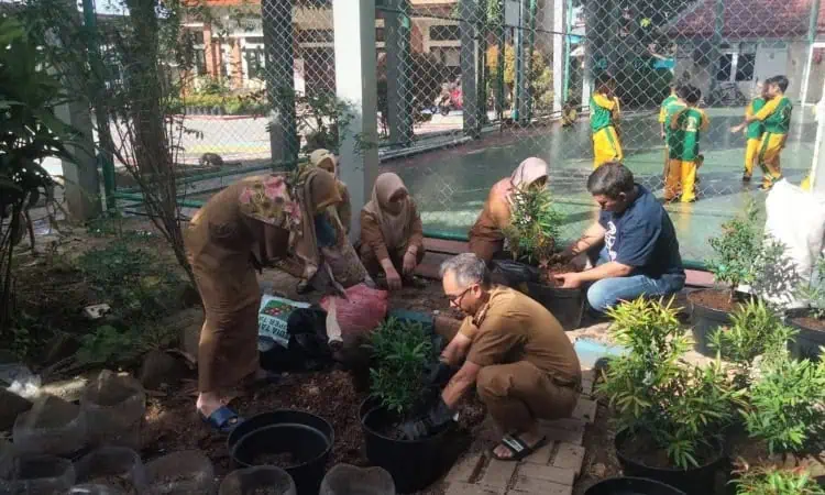 Jaga Kampung Proklim, Cimone Masifkan Penanaman Pohon
