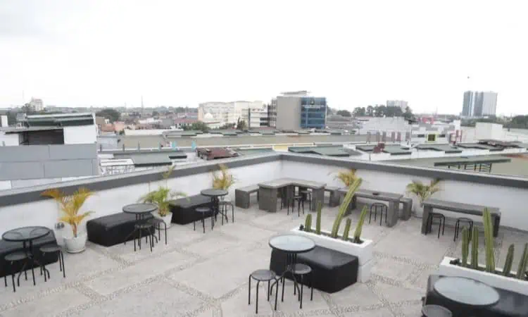 Nongki-nongki dengan View Kota Tangerang di Cavenus