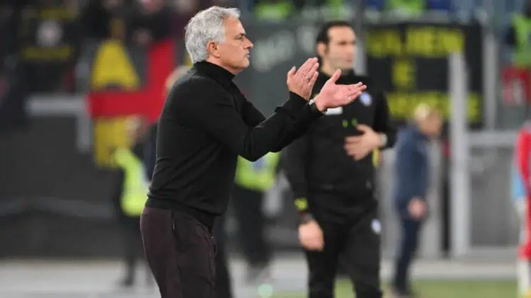 Mourinho Dipecat, Fans Roma Protes