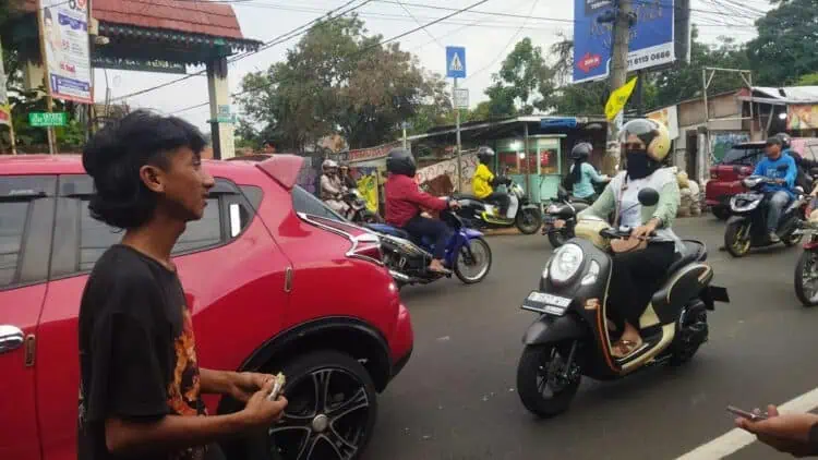Tepergok Saat Beraksi, Maling Tas Babak Belur Dihajar Warga Pamulang