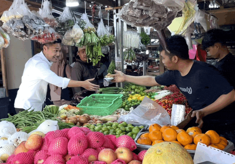 Blusukan ke Pasar Jelupang, Rivo Kumara Serap Aspirasi Pedagang