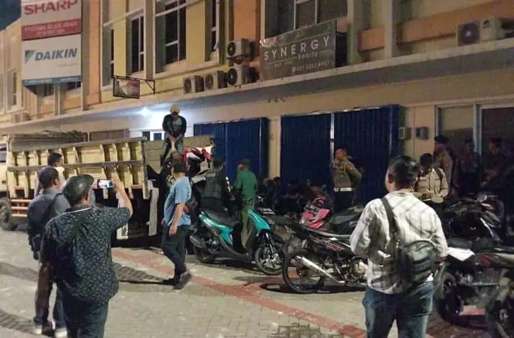 Penagih Utang Bentrok Dengan Warga Di Gading Serpong