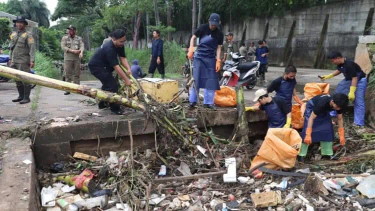Aktivis Banksasuci Bersama Masyarakat Bersihkan Kali Sabi