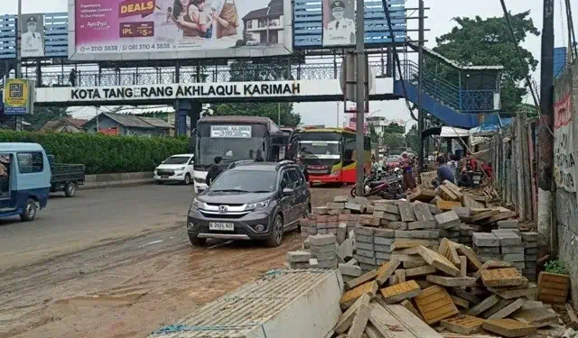 Alamak.., Proyek Drainase di Jalan MH Thamrin Kota Tangerang "Tinggalkan" Lubang Membahayakan Alamak.., Proyek Drainase di Jalan MH Thamrin Kota Tangerang "Tinggalkan" Lubang Membahayakan