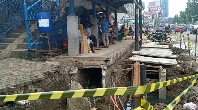 Alamak.., Proyek Drainase di Jalan MH Thamrin Kota Tangerang "Tinggalkan" Lubang Membahayakan