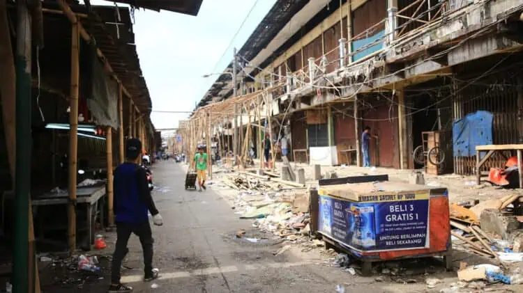 Pedagang Pasar Anyar Mulai Sterilisasi Lapak