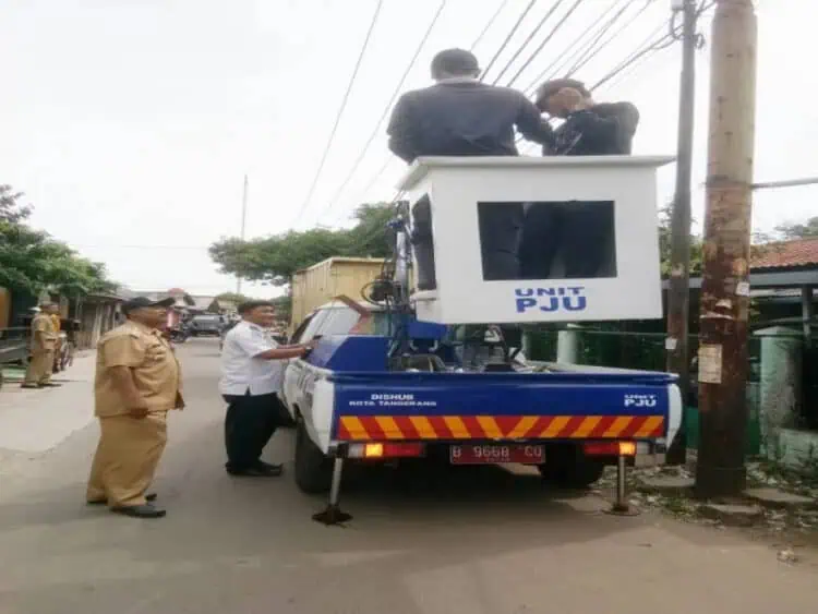 Lakukan Pemeliharaan Rutin, Dishub Kota Tangerang Siagakan 41 Petugas PJU dan 11 unit Mobil PJU