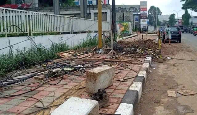 Alamak.., Proyek Drainase di Jalan MH Thamrin Kota Tangerang "Tinggalkan" Lubang Membahayakan Alamak.., Proyek Drainase di Jalan MH Thamrin Kota Tangerang "Tinggalkan" Lubang Membahayakan
