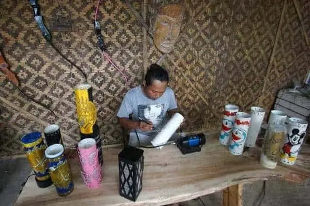Manfaatkan Limbah Pipa PVC, Seniman Asal Kota Tangerang Ini Ciptakan Lampion Unik Manfaatkan Limbah Pipa PVC, Seniman Asal Kota Tangerang Ini Ciptakan Lampion Unik