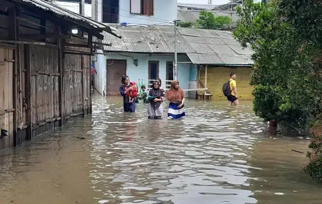 Banjir di Cipondoh Belum Surut, Seorang Remaja Hanyut Terbawa Arus Kali Angke