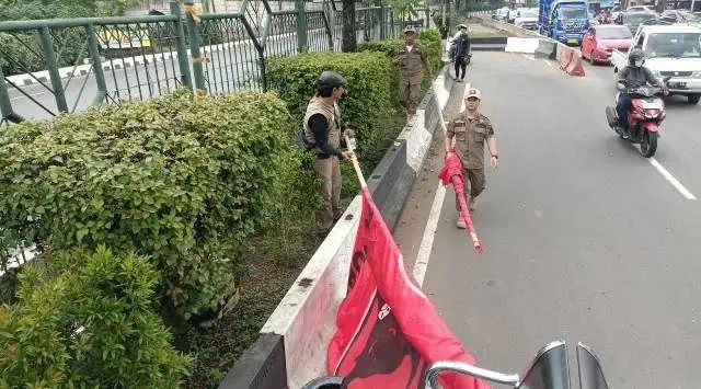 Jelang Kedatangan Presiden, Bawaslu Kota Tangerang Turunkan APK di Jalan Protokol