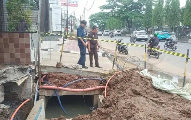 Alamak.., Proyek Drainase di Jalan MH Thamrin Kota Tangerang "Tinggalkan" Lubang Membahayakan Alamak.., Proyek Drainase di Jalan MH Thamrin Kota Tangerang "Tinggalkan" Lubang Membahayakan