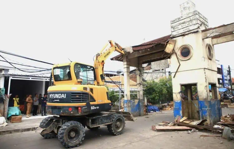 Gapura Pasar Anyar Tangerang Dibongkar Petugas Gabungan