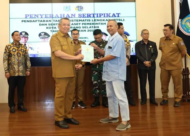 Benyamin Davnie Serahkan 97 Sertifikat Tanah Milik Warga Tangsel