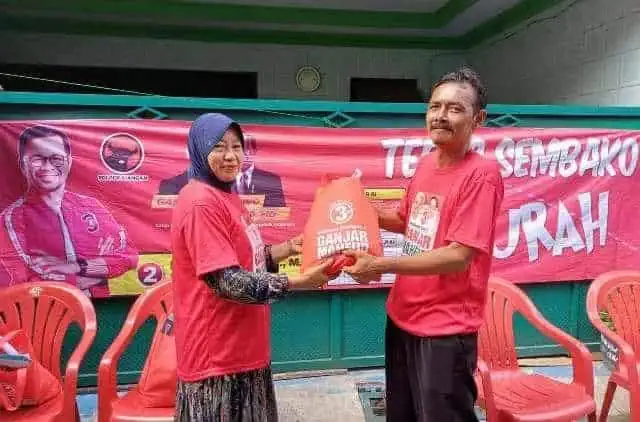Relawan Paslon Ganjar-Mahfud Gelar Bazar Sembako Murah di Kota Tangerang Relawan Paslon Ganjar-Mahfud Gelar Bazar Sembako Murah di Kota Tangerang