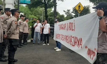 Aksi di Depan Kejari Lebak, Massa Desak Kades Mekarjaya Ditetapkan Tersangka