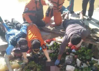 Petugas sedang olah TKP, di sungai yang menjadi tempat meninggalnya korban kecelakaan lalulintas, Jumat (2/2/2024). (SIDIK/SATELITNEWS.COM)