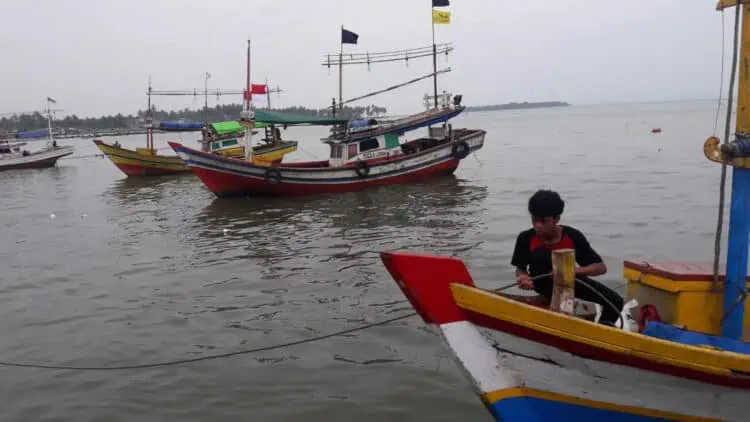 Nelayan Lego Jangkar alias tak melaut. Mereka menyandarkan kapalnya, di dermaga yang alami pendangkalan. (ADIB FAHRIE/SATELITNEWS.COM)