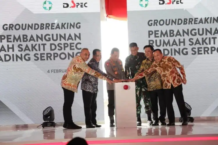 SIMBOLIS: Pj Bupati Tangerang Andi Ony Prihartono dan Dirut PT DSPEC Internasional Medika, Hasan Basri secara simbolis meresmikan dimulainya pembangunan atau groundbreaking RS DSPEC di Gading Serpong, Kecamata Kelapa Dua, Minggu (4/1). (ISTIMEWA)
