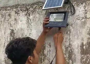 Mahasiswa UGM Pasang Lampu PJU Tenaga Surya di Pontirta Kabupaten Serang 