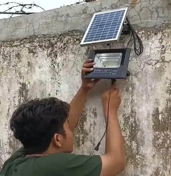 Mahasiswa UGM Pasang Lampu PJU Tenaga Surya di Pontirta Kabupaten Serang