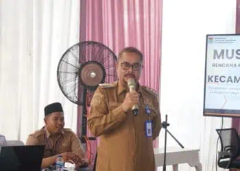 PEMAPARAN: Camat Sepatan Abudin terlihat sedang memberikan pemaparan dalam acara Musrenbang, Senin (5/2). (ALFIAN HERIANTO)