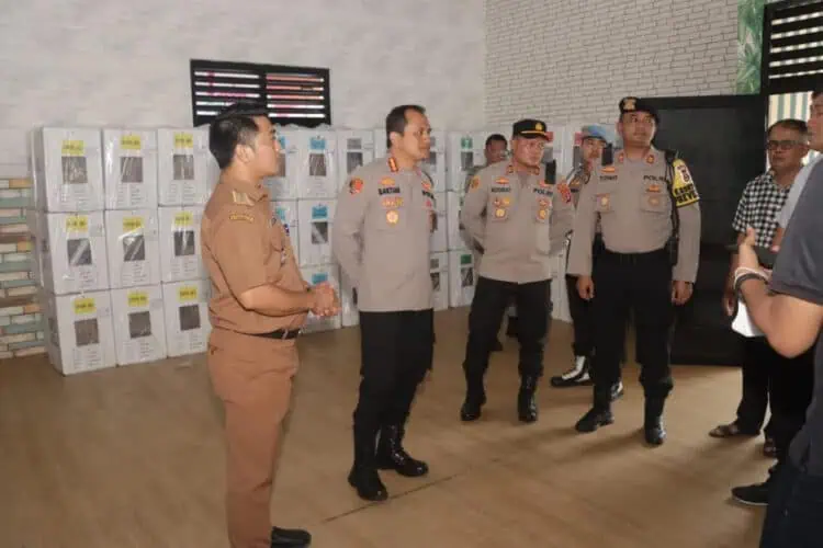 Cek Keamanan, Kapolresta Tangerang Didampingi Camat Kemiri Tinjau Gudang Logistik KPU di Kecamatan Kemiri