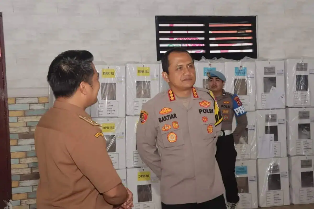 Cek Keamanan, Kapolresta Tangerang Didampingi Camat Kemiri Tinjau Gudang Logistik KPU di Kecamatan Kemiri