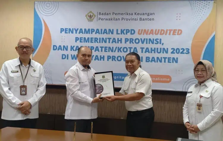 LKPD 2023: Pj Gubernur Banten Al Muktabar menyerahkan LKPD tahun 2023 ke BPK Perwakilan Provinsi Banten, Rabu (7/2/2024). (LUTHFI)