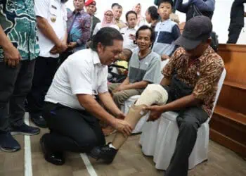 Pj Gubernur Banten Al Muktabar Salurkan Bantuan Sosial Penyandang Disabilitas di Kota Tangerang