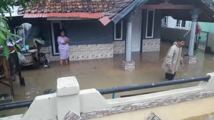 Akses Jalan Terhambat, Ratusan Rumah di Carita Pandeglang Terendam Banjir