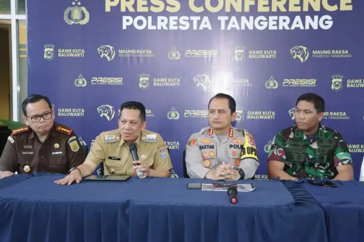 PENGAMANAN PEMILU: Kapolresta Tangerang Kombes Pol Baktiar Joko Mujiono dan Pj Bupati Tangerang Andi, saat menyampaikan pemaparan dalam konferensi pers Sinergisitas Forkopimda Kabupaten Tangerang Amankan Pemilu 2024 di Mapolresta Tangerang, Tigaraksa, Senin (12/2/2024). (ISTIMEWA)