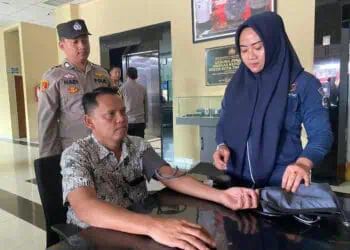PEMERIKSAAN KESEHATAN: Pastikan kondisi kesehatan personel pengamanan TPS, Polresta Tangerang Polda Banten melakukan pemeriksaan kesehatan personel, Senin (12/02). (ISTIMEWA)