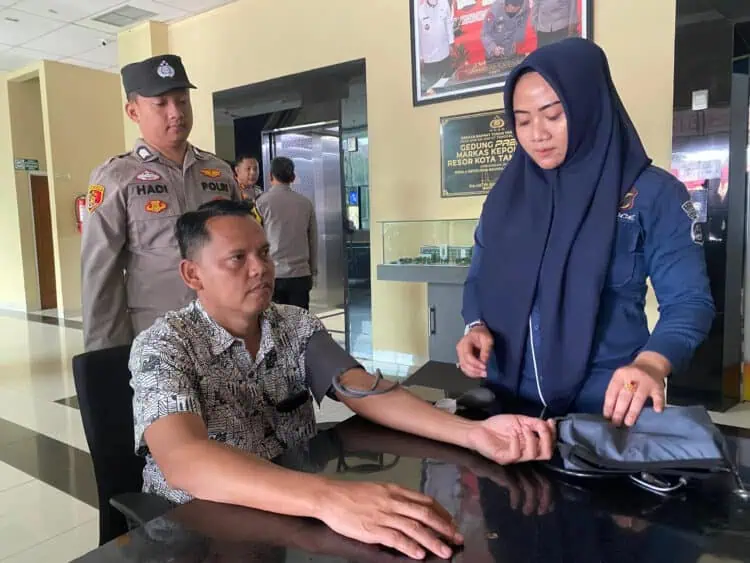 PEMERIKSAAN KESEHATAN: Pastikan kondisi kesehatan personel pengamanan TPS, Polresta Tangerang Polda Banten melakukan pemeriksaan kesehatan personel, Senin (12/02). (ISTIMEWA)