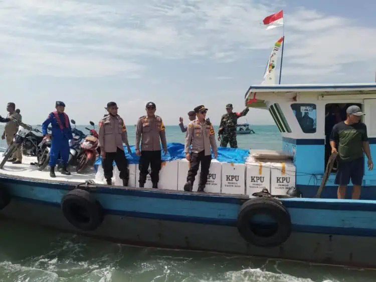 Pendistribusian Logistik Pemilu 2024 ke Pulau Panjang Penuh Perjuangan