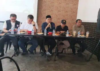 Komisioner KPU Banten, gelar Konferensi Pers, Selasa (13/2/2024). (LUTHFI/SATELITNEWS.COM)