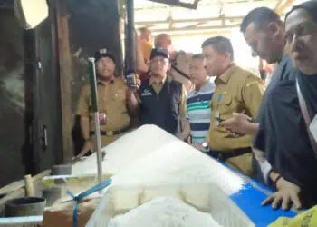 Sekda dan jajaran pejabat terkait di lingkungan Pemkab Pandeglang, sidak harga beras dan sembako, di Pasar Badak Pandeglang, Selasa (13/2/2024). (ADIB FAHRIE/SATELITNEWS.COM)