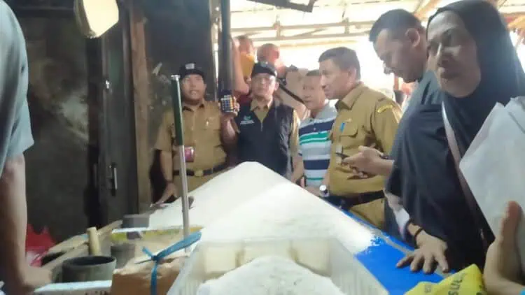 Sekda dan jajaran pejabat terkait di lingkungan Pemkab Pandeglang, sidak harga beras dan sembako, di Pasar Badak Pandeglang, Selasa (13/2/2024). (ADIB FAHRIE/SATELITNEWS.COM)