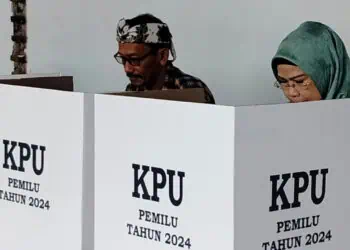 Bupati Serang Ratu Tatu Chasanah, nyoblos di bilik suara, Rabu (14/2/2024). (SIDIK/SATELITNEWS.COM)