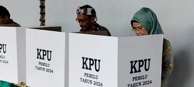 Nyoblos di TPS Tempat Tinggal, Bupati Tatu: Partisipasi Pemilih Harus Diatas 75 Persen