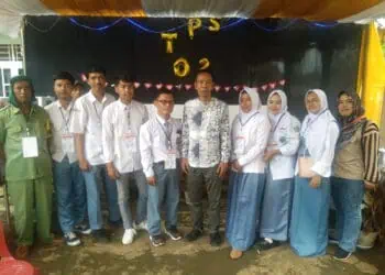 Berbeda, Di Petir Kabupaten Serang Petugas TPS Gunakan Seragam SMA