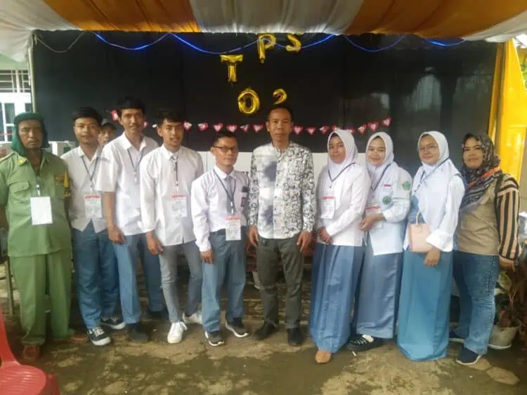 Berbeda, Di Petir Kabupaten Serang Petugas TPS Gunakan Seragam SMA