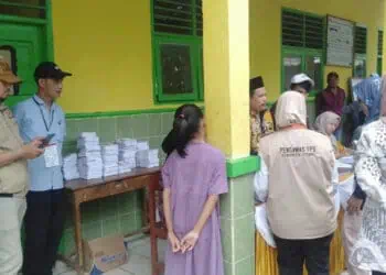 Surat suara tertukar, hari ini warga nyoblos lagi. (ISTIMEWA)