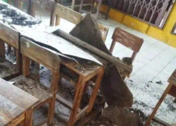 Plafon Atap SDN 2 Rancabuaya Ambruk Diduga Tak Terawat