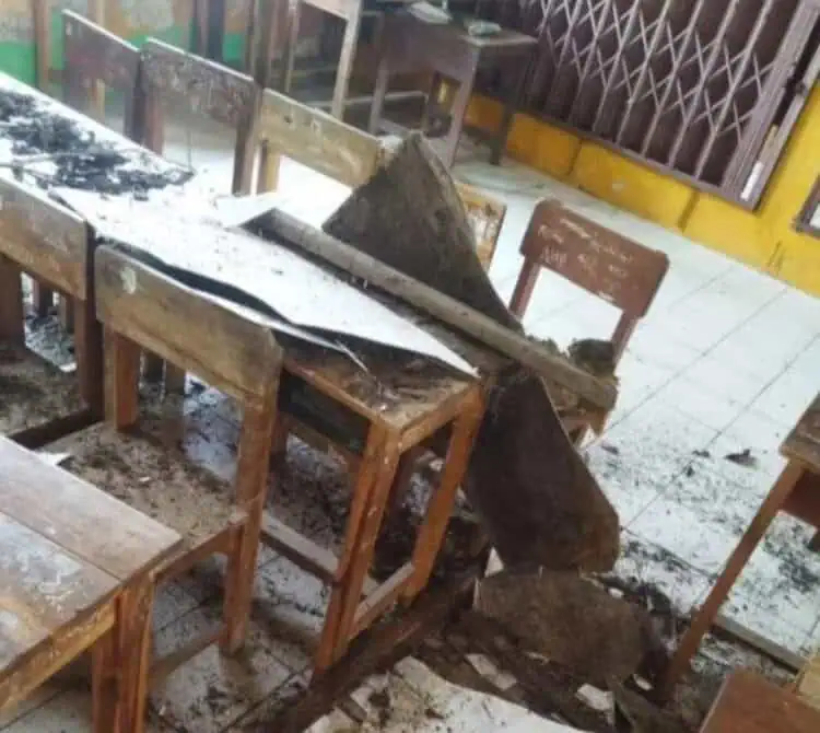 Plafon Atap SDN 2 Rancabuaya Ambruk Diduga Tak Terawat